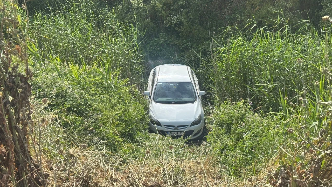 Yokuşta kayan otomobil dereye uçtu