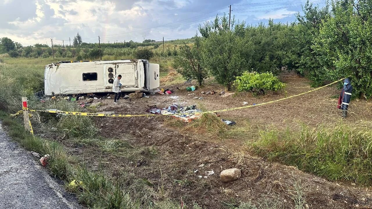 Isparta’da yağışlı yolda midibüs devrildi: 4 ölü, 26 yaralı