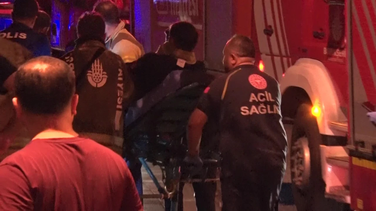 Fatih'te 4 katlı binada yangın: Müdahale eden itfaiye eri yaralandı