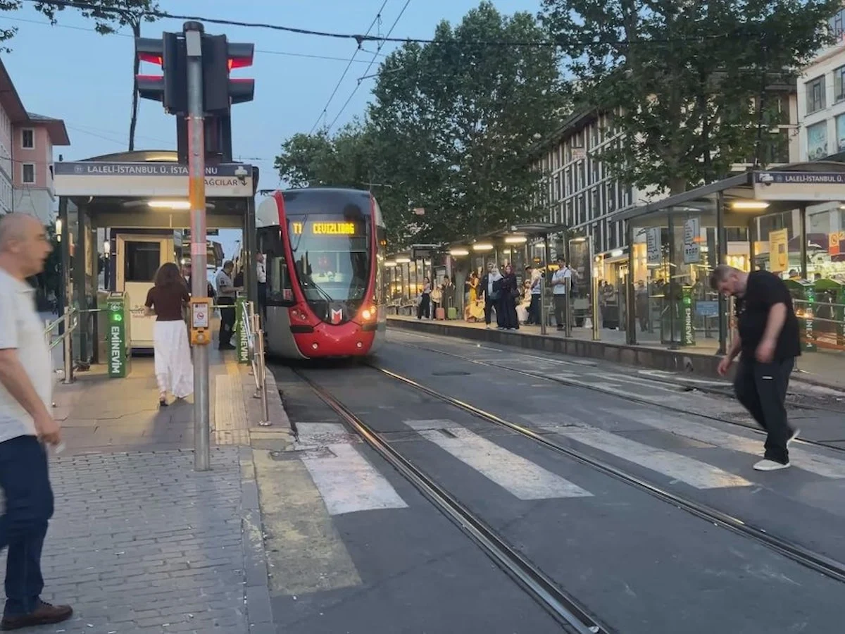 İstanbul'da raylara düşüp tramvayın altında kalan çocuk öldü