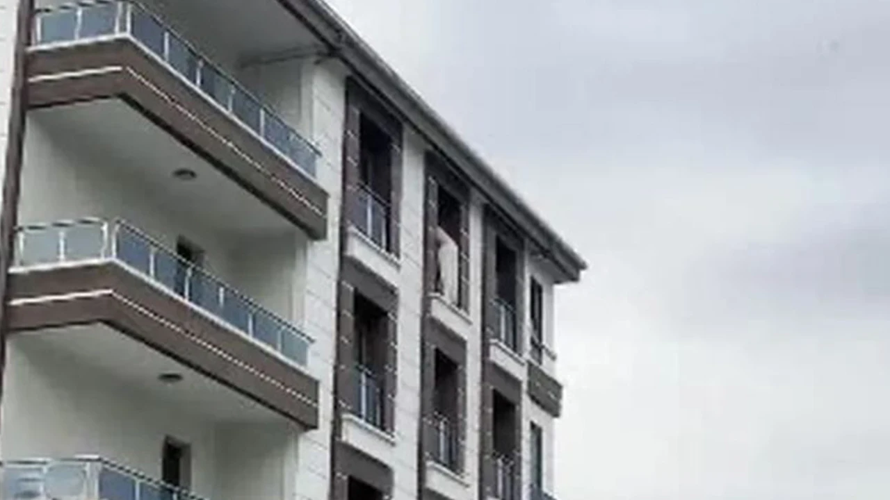 Ankara’da 4. katta intihara kalkışan şahsı polis ekibi ikna etti