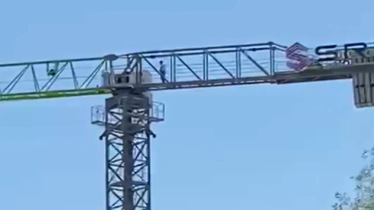 Vinç operatörü 40 metre yükseklikte namaz kıldı