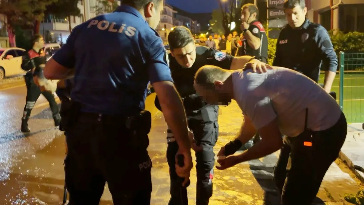 Kızını rahatsız eden gencin kulağını kesti!