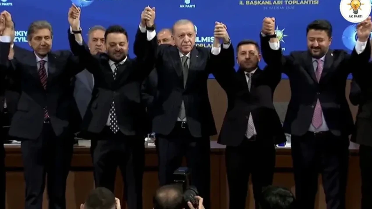 Üç belediye başkanı AK Parti’ye katıldı: Rozetlerini Erdoğan taktı