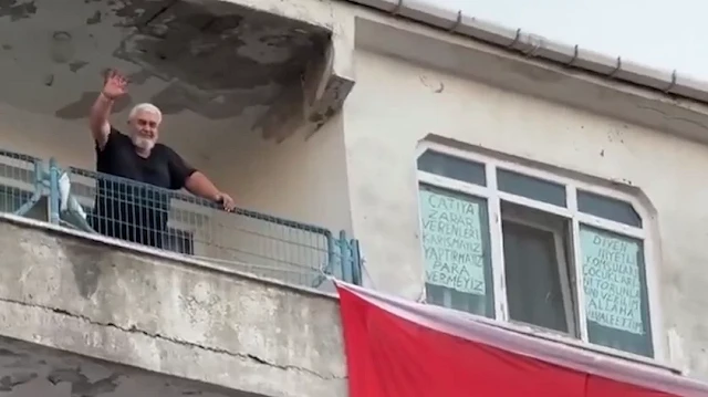 En üst katta oturan vatandaş 'çatı' isyanını penceresine yazdı: Sizi vekilim Allah'a havale ettim