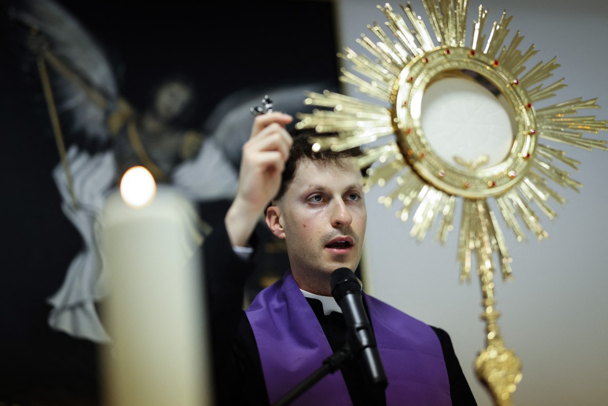Portekiz'de "şeytan çıkarma" çılgınlığı. Papa ile fotoğrafını kullanıyor, tuz ve kutsal su satıyor