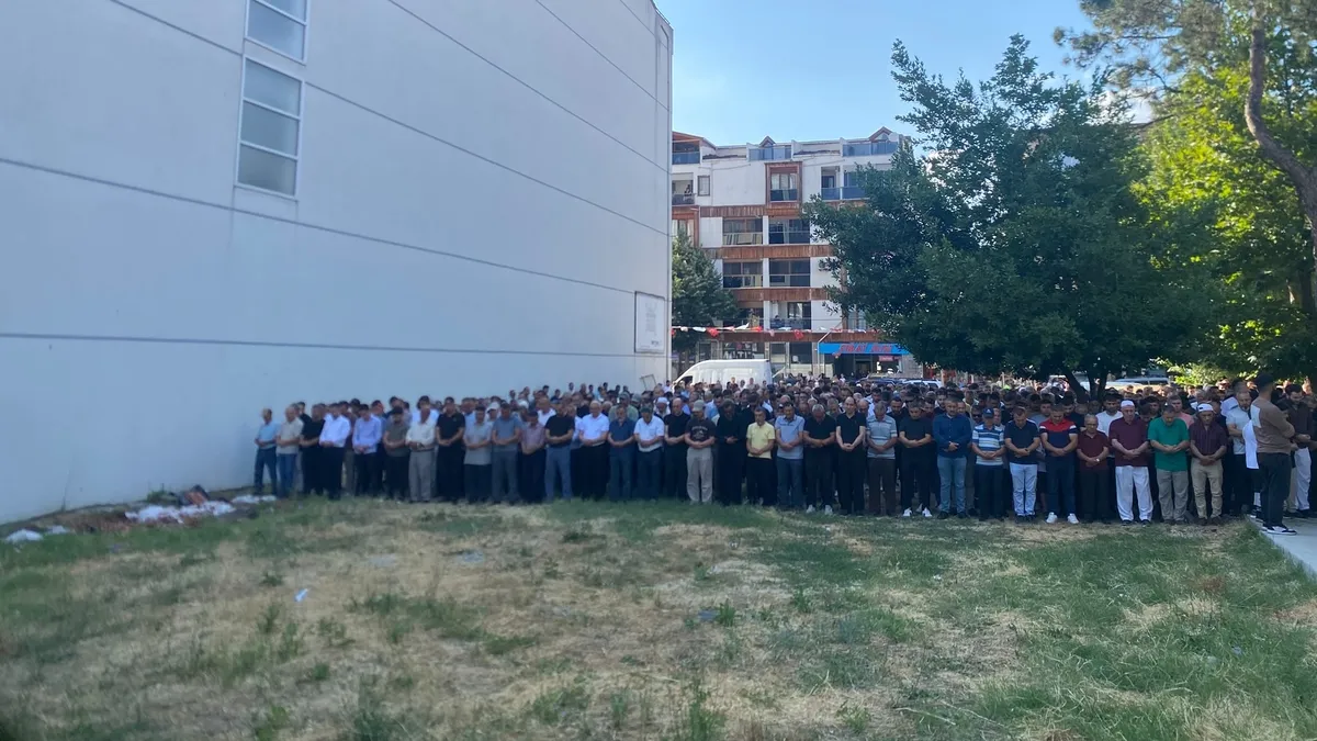 Yürek yakan kazada yaşamını yitiren baba, kızı ve yeğeni dualarla uğurlandı