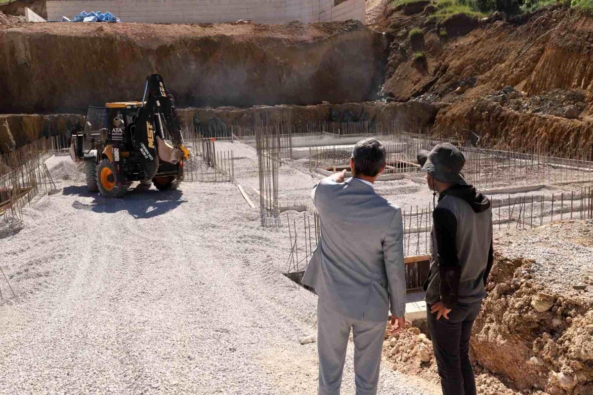 Bayburt'ta yapımı devam eden okul inşaatlarında çalışmalar sürüyor