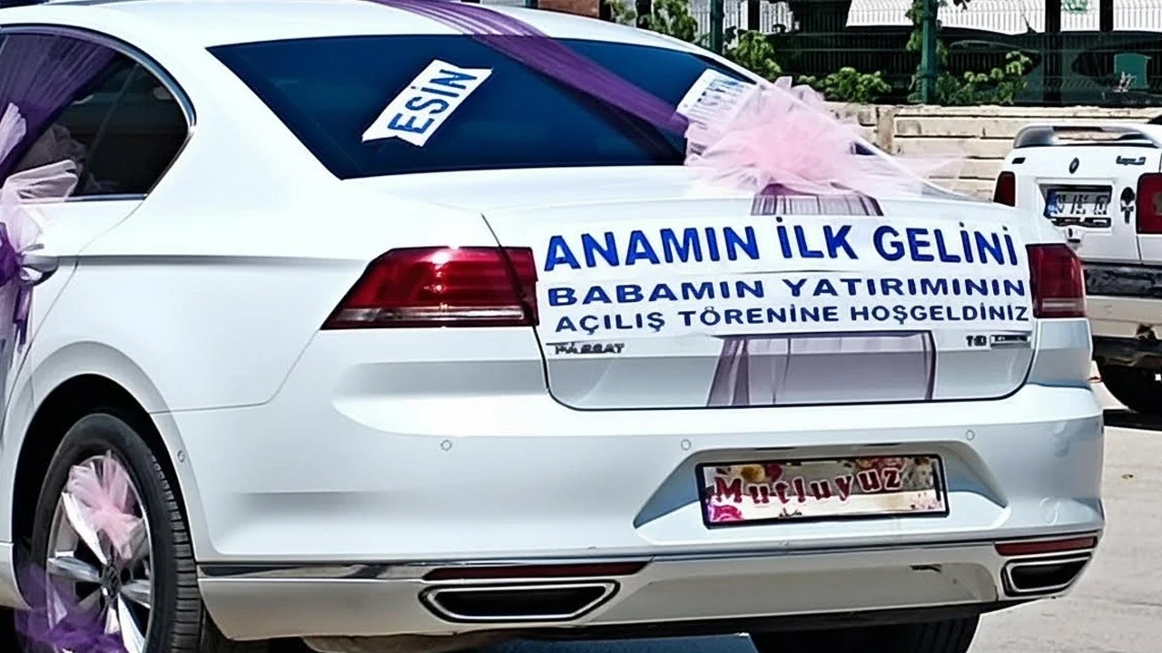 Turhal’da merak uyandıran gelin arabası yazısı trafiktekilere bulmaca çözdürdü