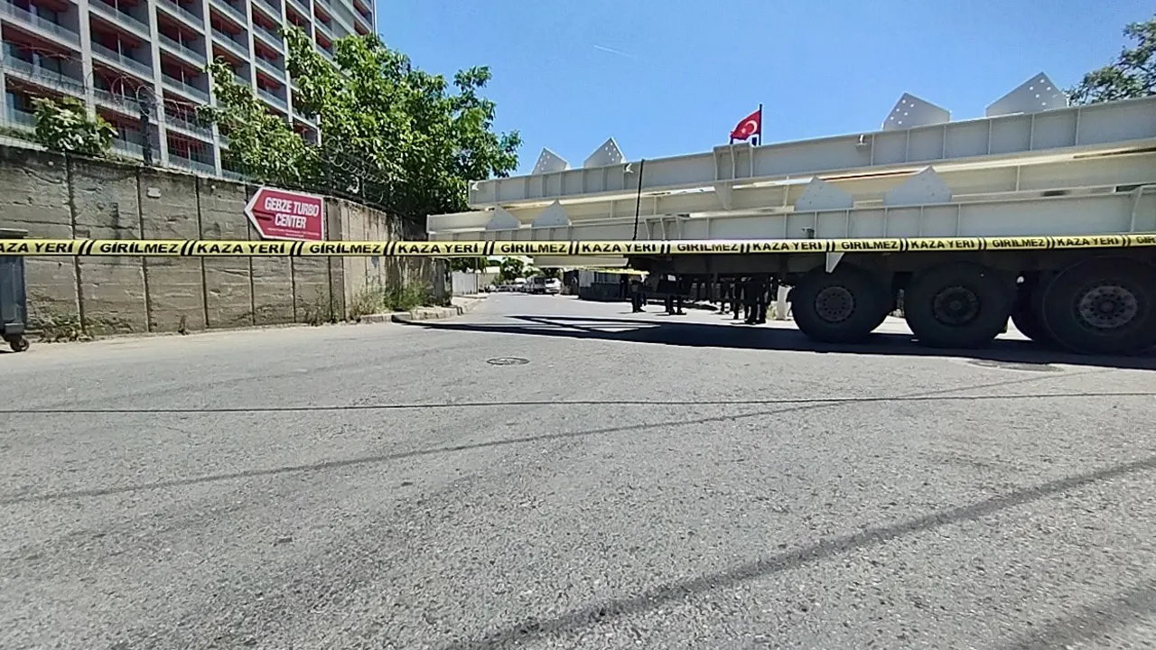 Kocaeli'de feci olay: Tır dorsesi ile duvar arasında kalan çocuk öldü