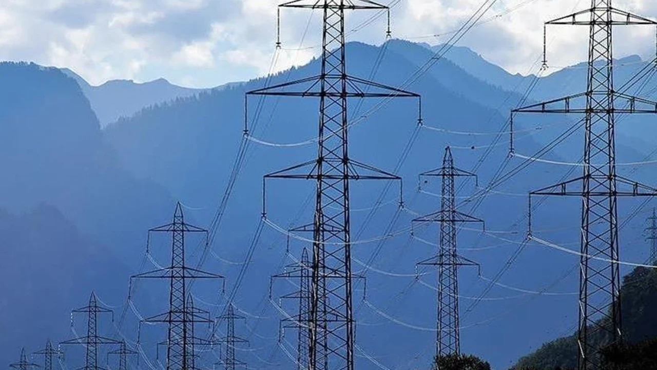 Elektrikte zirve saat belli oldu: Üretim tüketimi aştı