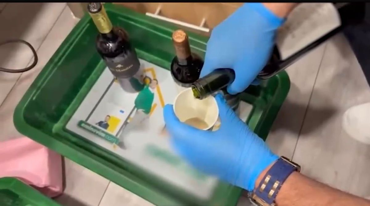 Düsseldorf'tan getirilen şarap şişelerinde 10 kilogram uyuşturucu bulundu; 2 şüpheli tutuklandı