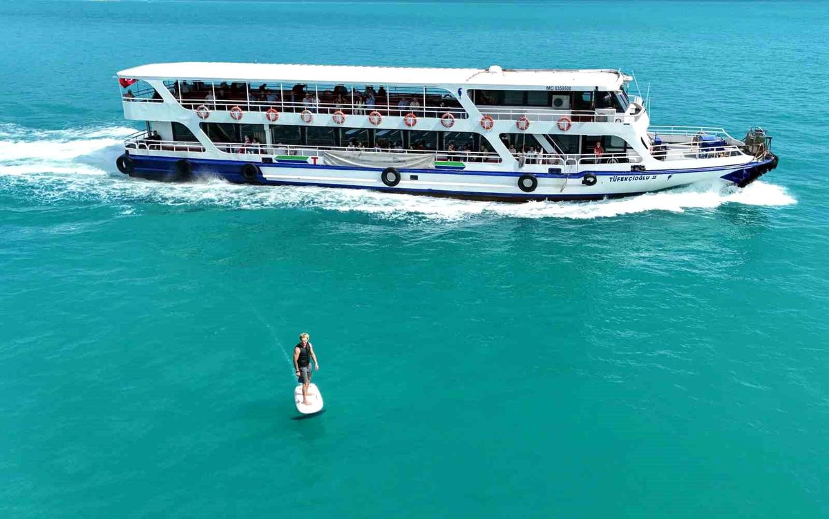 İstanbul Boğazı'nın turkuaz sularında elektrikli sörf