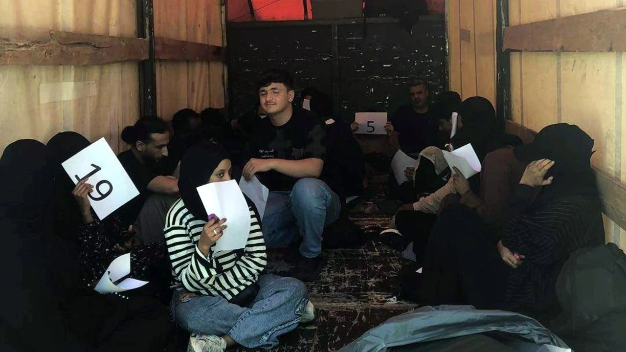 Kamyonet kasasından 20 göçmen çıktı