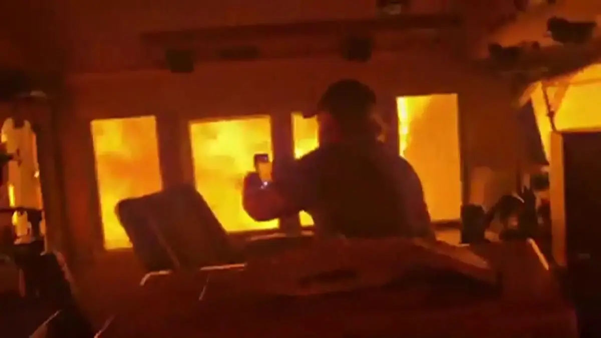 Alevlerin ortasında ölüm yolculuğu! Yük treni ateş tünelinden geçti