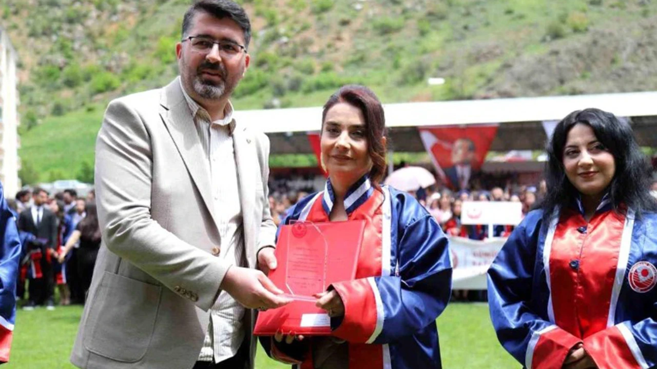 30 yıllık evli çift aynı üniversiteden mezun oldu: Mezuniyet doğum gününe denk geldi