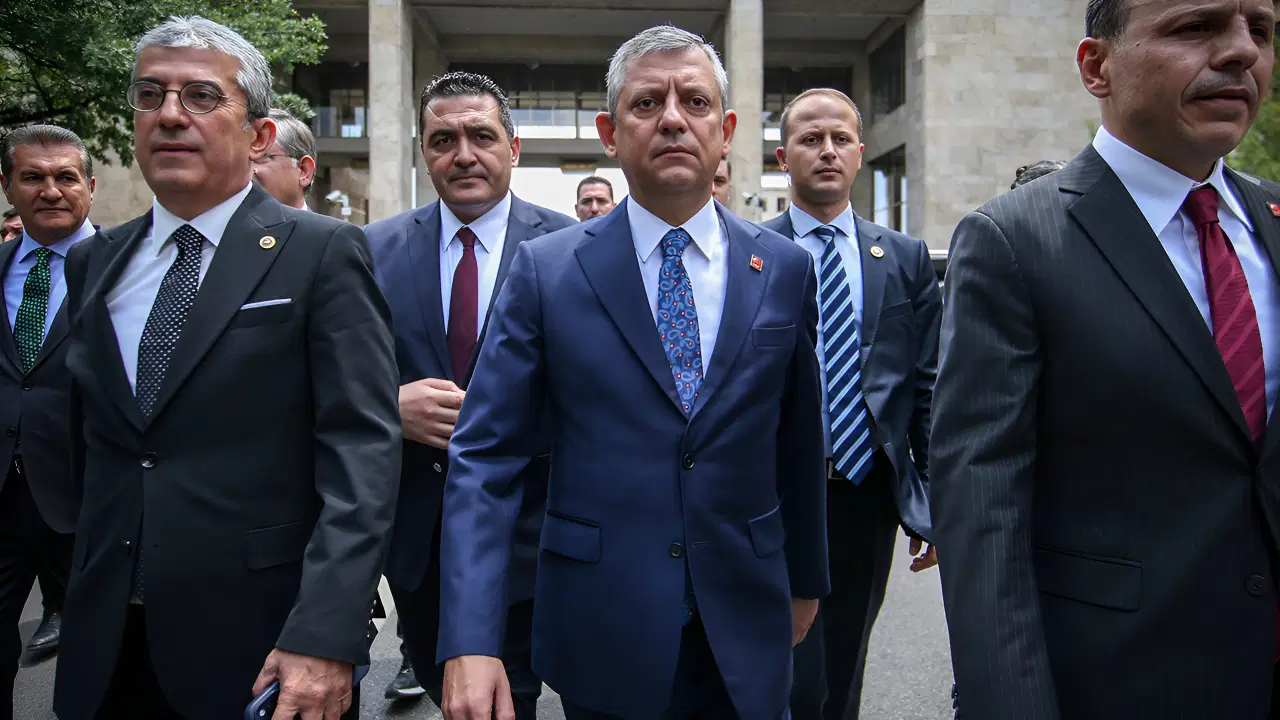Gözler yarına çevrildi... Özgür Özel'den 'olağanüstü kurultay' hamlesi: İmzalar CHP Genel Merkezi'ne geliyor
