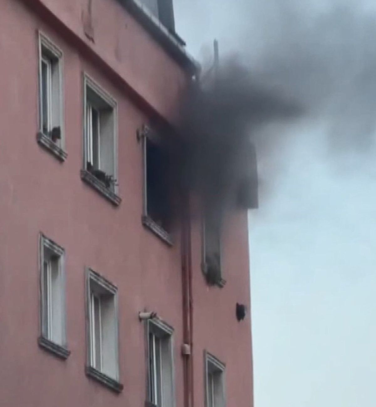 Arnavutköy'de uzaklaştırma kararı bulunan eşi, evi ateşe verdi; KADES sayesinde kurtuldu