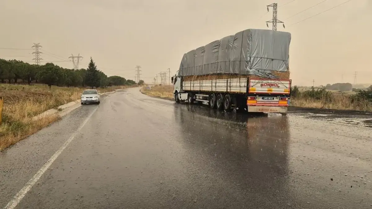 Tekirdağ'da yağmur hayatı felç etti! Göz gözü görmedi, sürücüler yolda beklemek zorunda kaldı