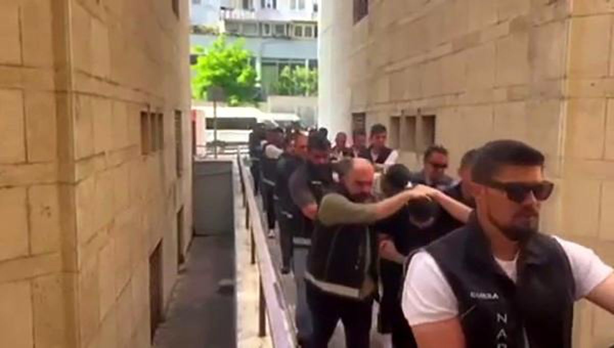 Kapıları koçbaşlarıyla kırdılar, çatı katında uyuşturucu yakaladılar: 79 tutuklama
