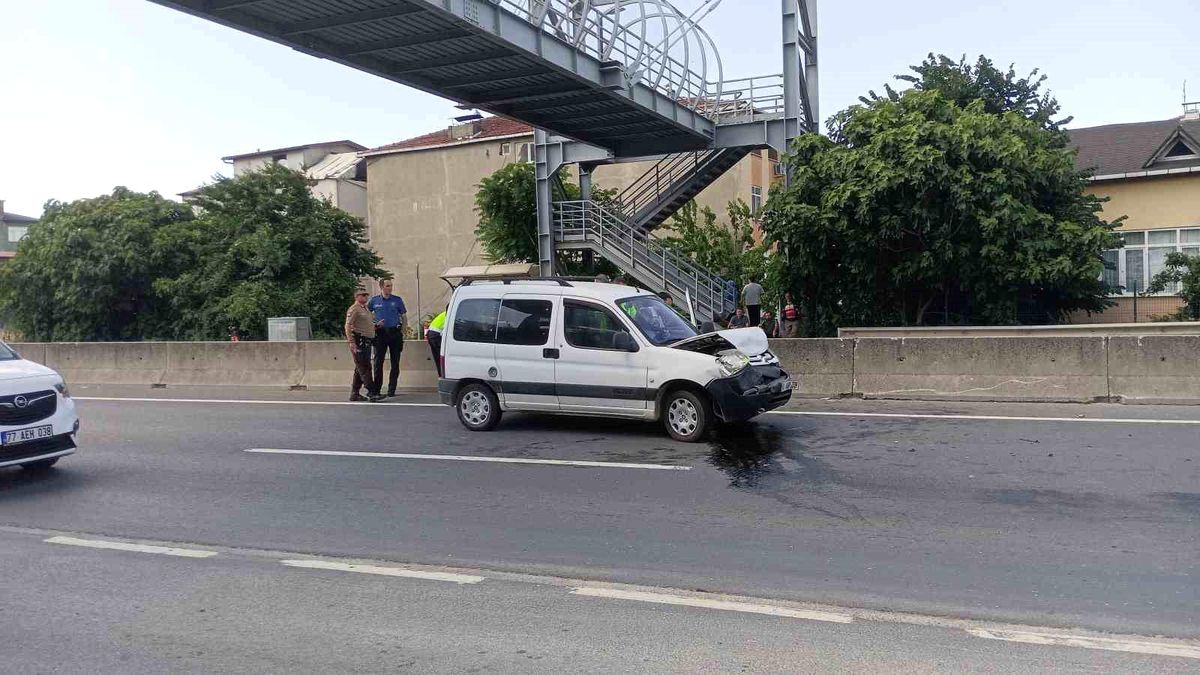 Kocaeli'de hafif ticari araç otomobile çarptı: 2 yaralı