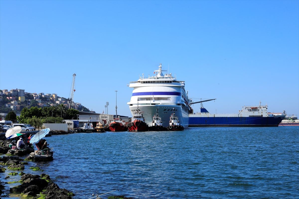 "Astoria Grande" kruvaziyeri 585 yolcusuyla Samsun Limanı'na demirledi