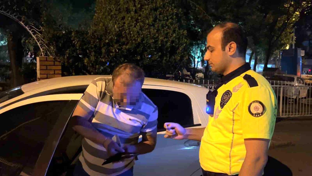 Alkol denetimini görünce aracı park etti, "Sigara almaya geldim" dedi