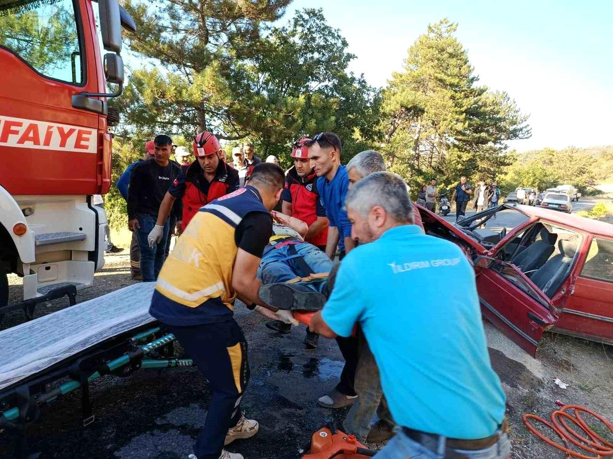 Dursunbey'de trafik kazası: 3 yaralı