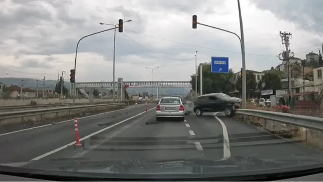 Sakarya’da dikkatsizlik pahalıya patladı! Korkutan kaza anbean kamerada