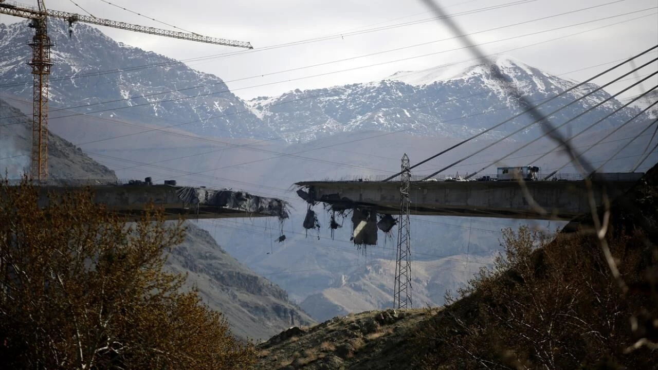 ABD sivil altyapıyı hedef alıyor: 2 köprü ile 1 tünel vuruldu
