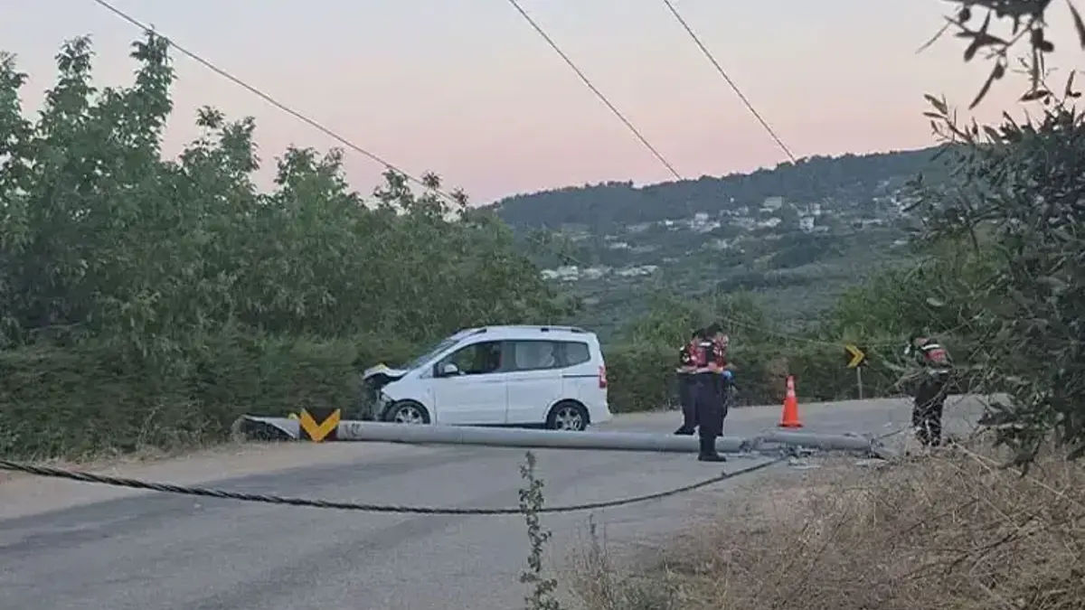 Kaza yapan sürücüye yardıma giden genç elektrik akımına kapıldı