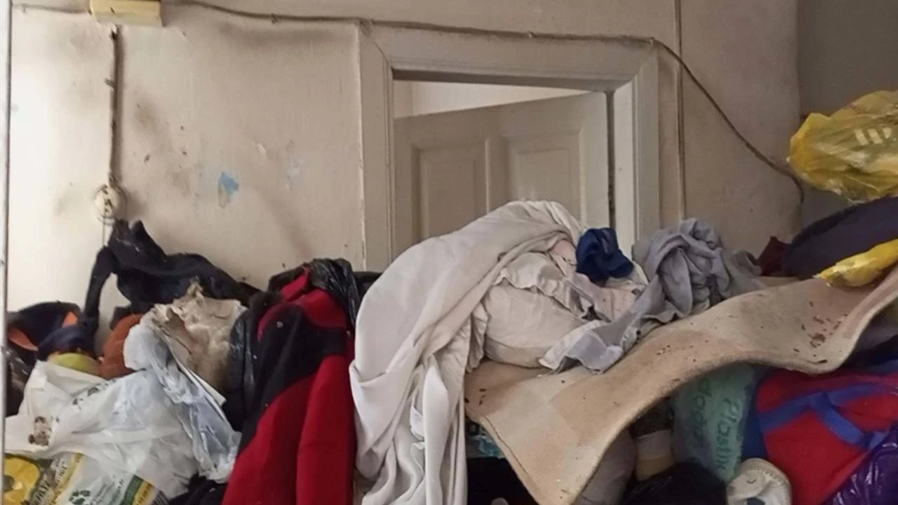 Daha önce 6 kez temizlenmişti: O evden yine 6 kamyon çöp çıktı
