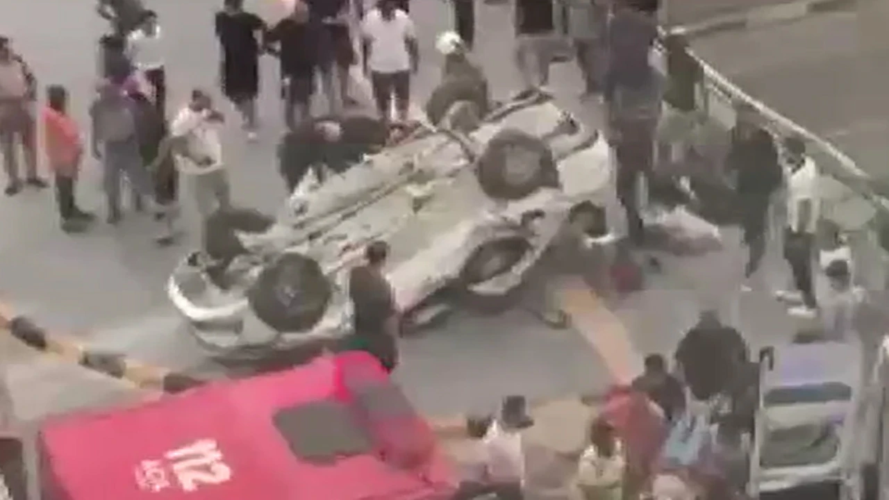Hatay'da takla atarak hurdaya dönen araç 2 kişiye mezar oldu