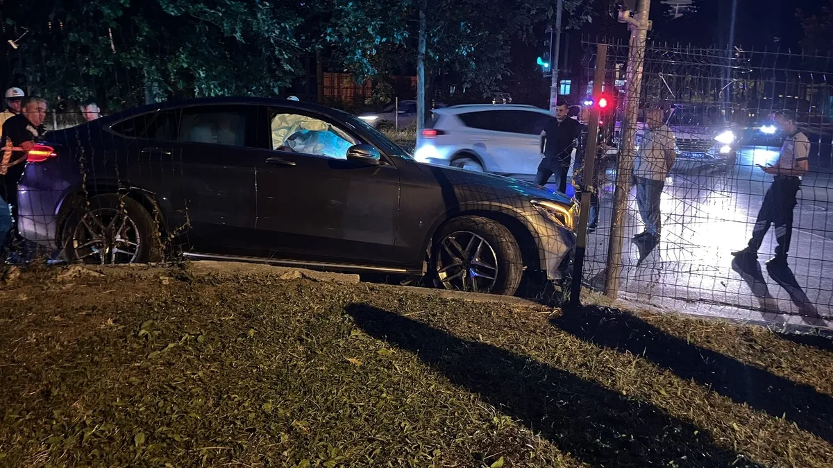 Bakırköy'de feci kaza! Otomobil devrildi: 2 kişi sıkıştı