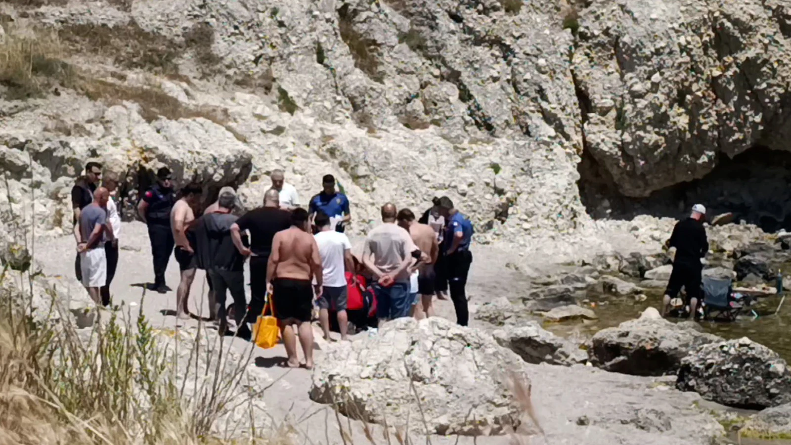 Şile'de boğulma tehlikesi geçiren kişiyi suya atlayan vatandaşlar kurtardı