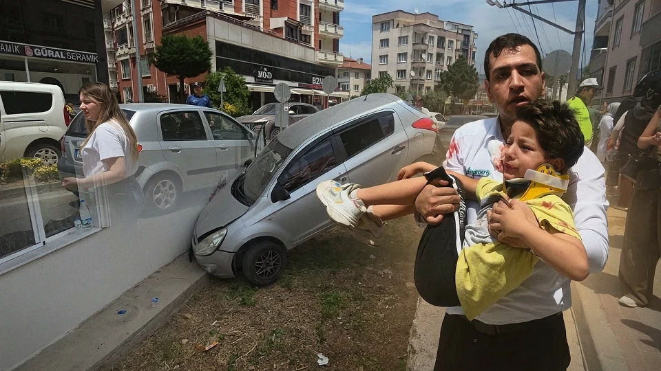 Bahçeye uçan otomobilin arka kısmı kaldırımda asılı kaldı: Bursa Orhangazi'de anne ve iki çocuğu yaralandı | İZMİR YEREL HABERLERİ