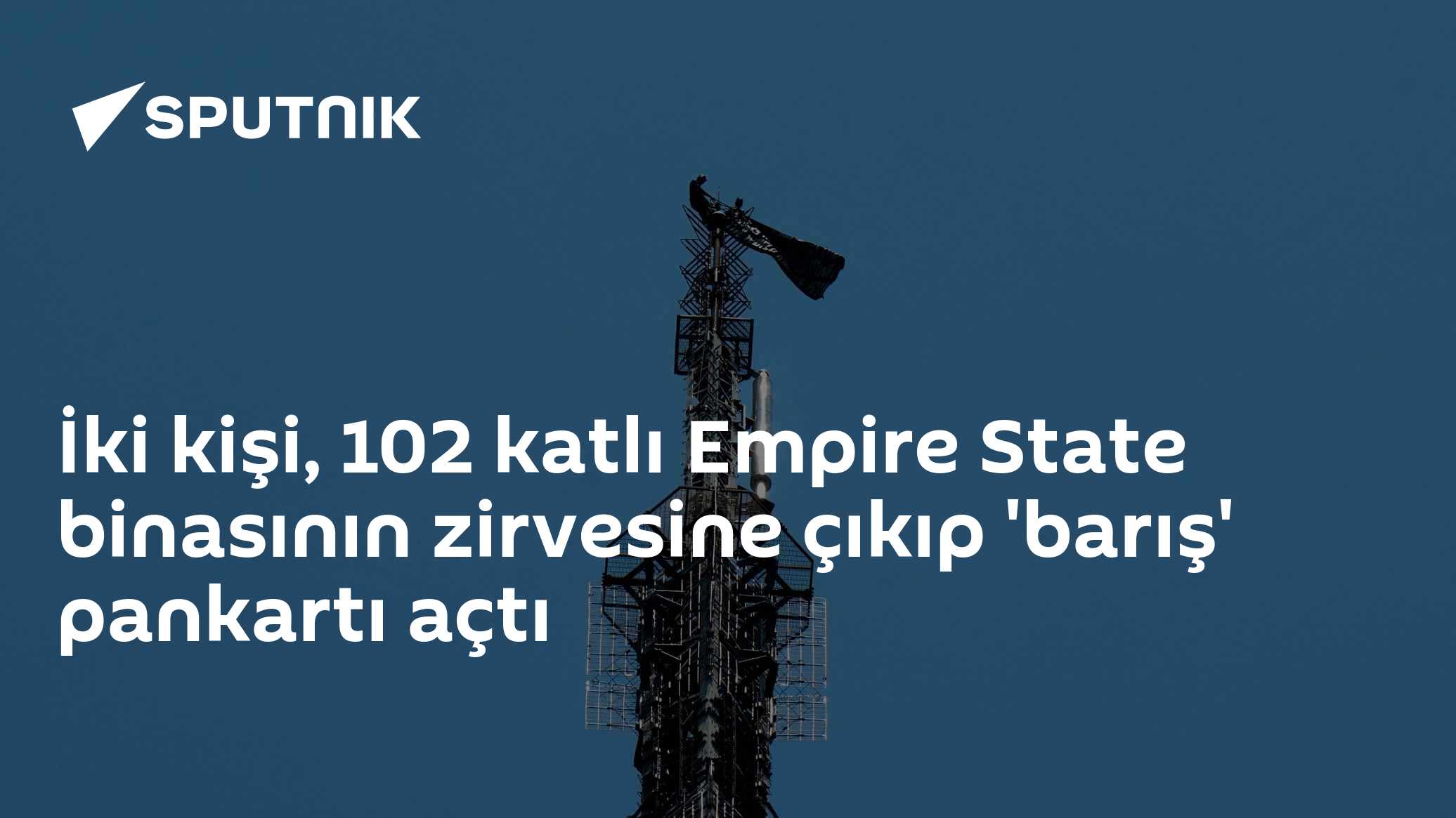 İki kişi Empire State binasının zirvesine çıkıp 'barış' pankartı açtı