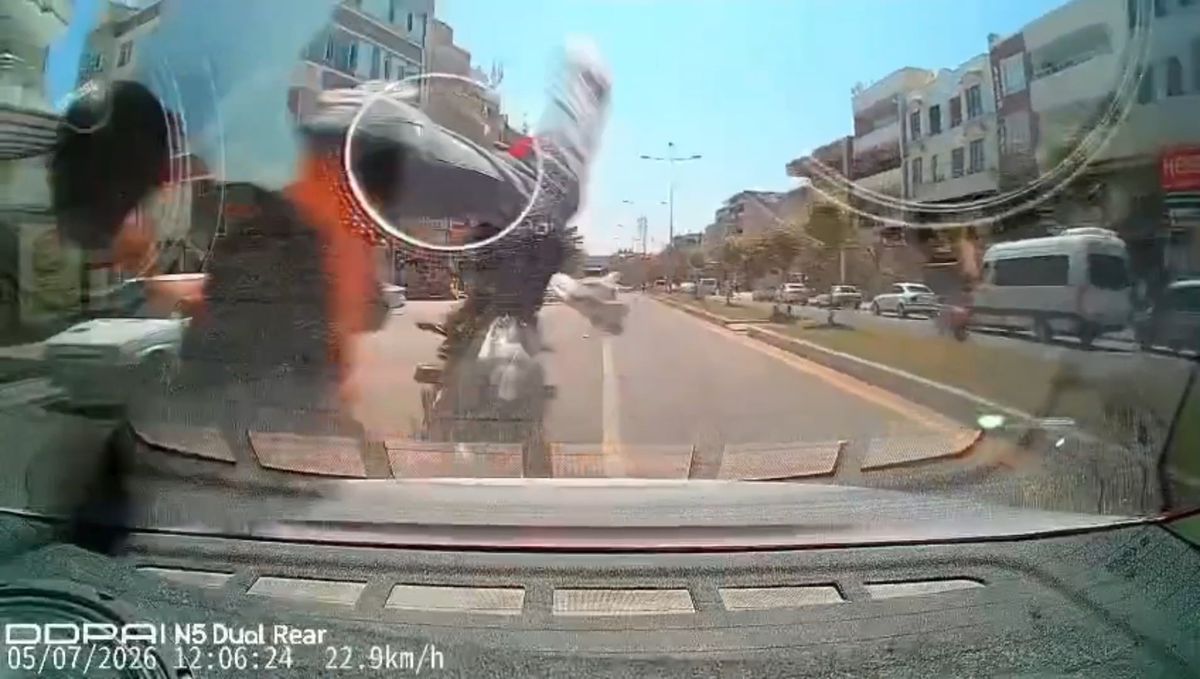 Motosikletin otomobile çarptığı kaza kamerada; 2 yaralı