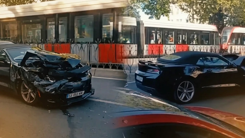 Lüks araçla servise çarpıp pert etti: Polis firari sürücünün peşinde
