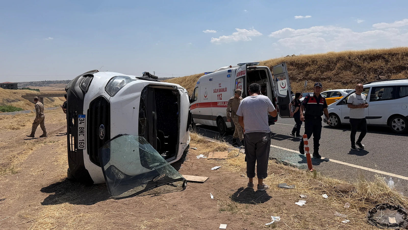 Diyarbakır’da öğrenci servisi ile otomobil çarpıştı: 19 yaralı