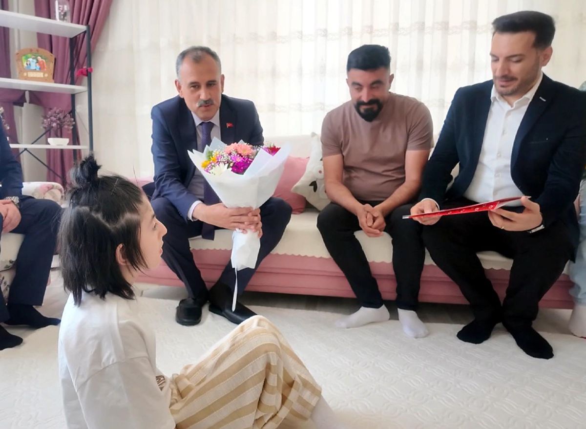 Evinde eğitim gören serebral palsili Elif 'in karnesini Vali Bozkurt verdi