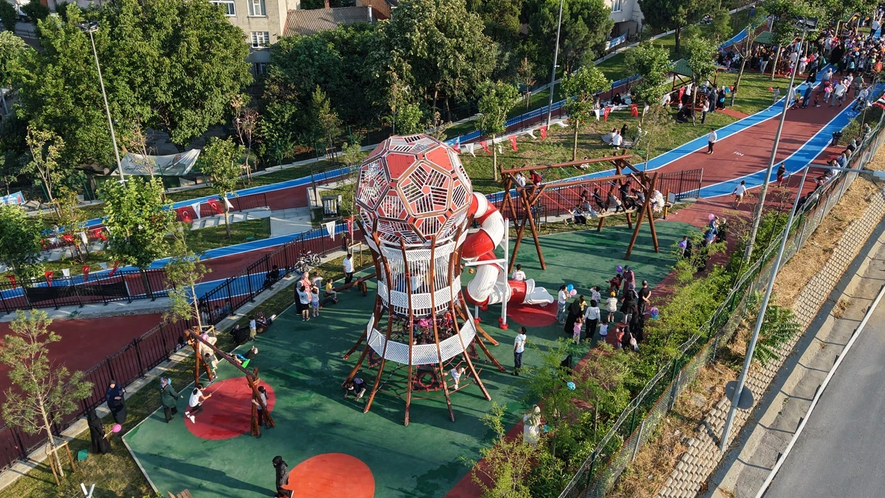 Gaziosmanpaşa’nın en büyük parkı açıldı: Dünya Kupası temalı modern park