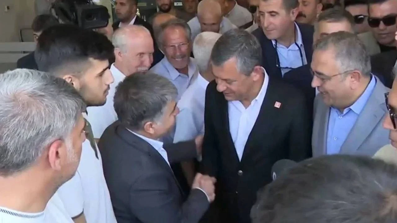 Özgür Özel Diyarbakır'da: Yoğun ilgiyle karşılandı