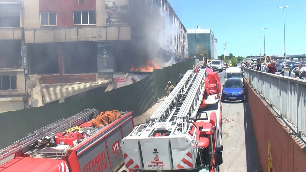 İstanbul’un göbeğinde korkutan yangın: Bir şerit tamamen trafiğe kapatıldı