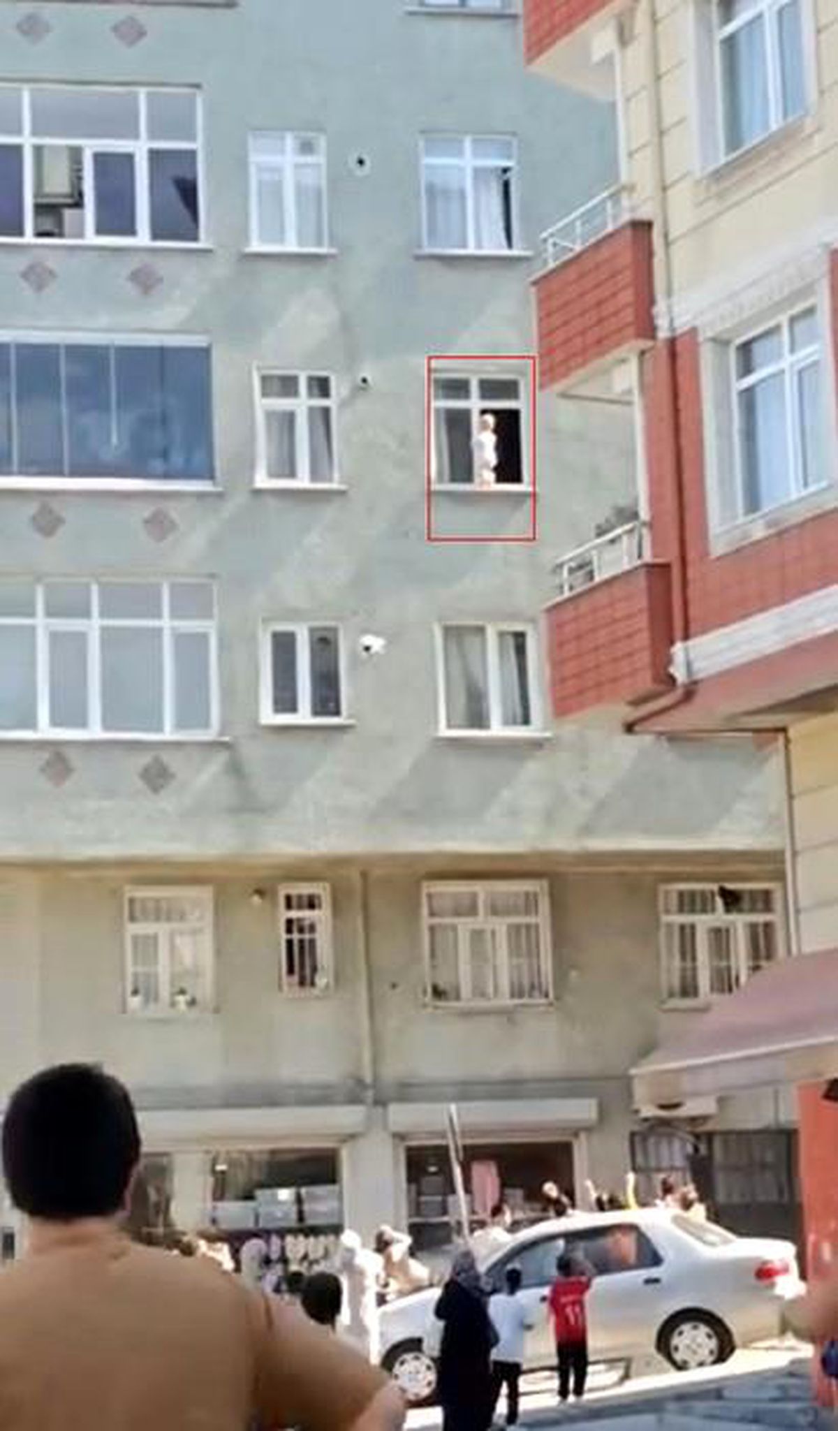 Esenler'de 3'üncü katın evin penceresinde yürüyen bebek yürekleri ağza getirdi