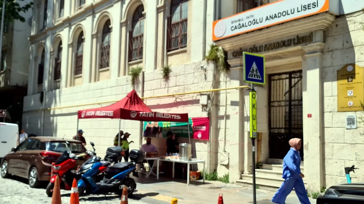 İstanbul’da YKS heyecanı yaşandı! Öğrenciler sınavda veliler dışarıda ter döktü