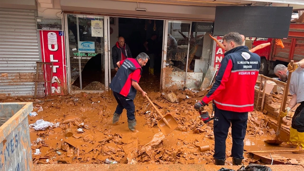 Kırşehir'de sel sonrası temizlik ve hasar tespit çalışmaları başladı