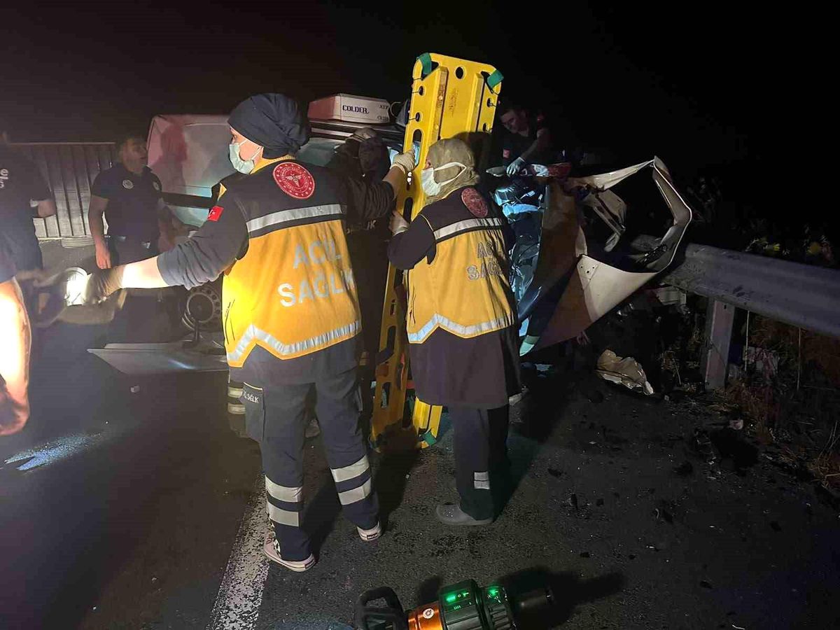 Tırdan ayrılan dorse zincirleme kazaya sebep oldu: 3 ölü
