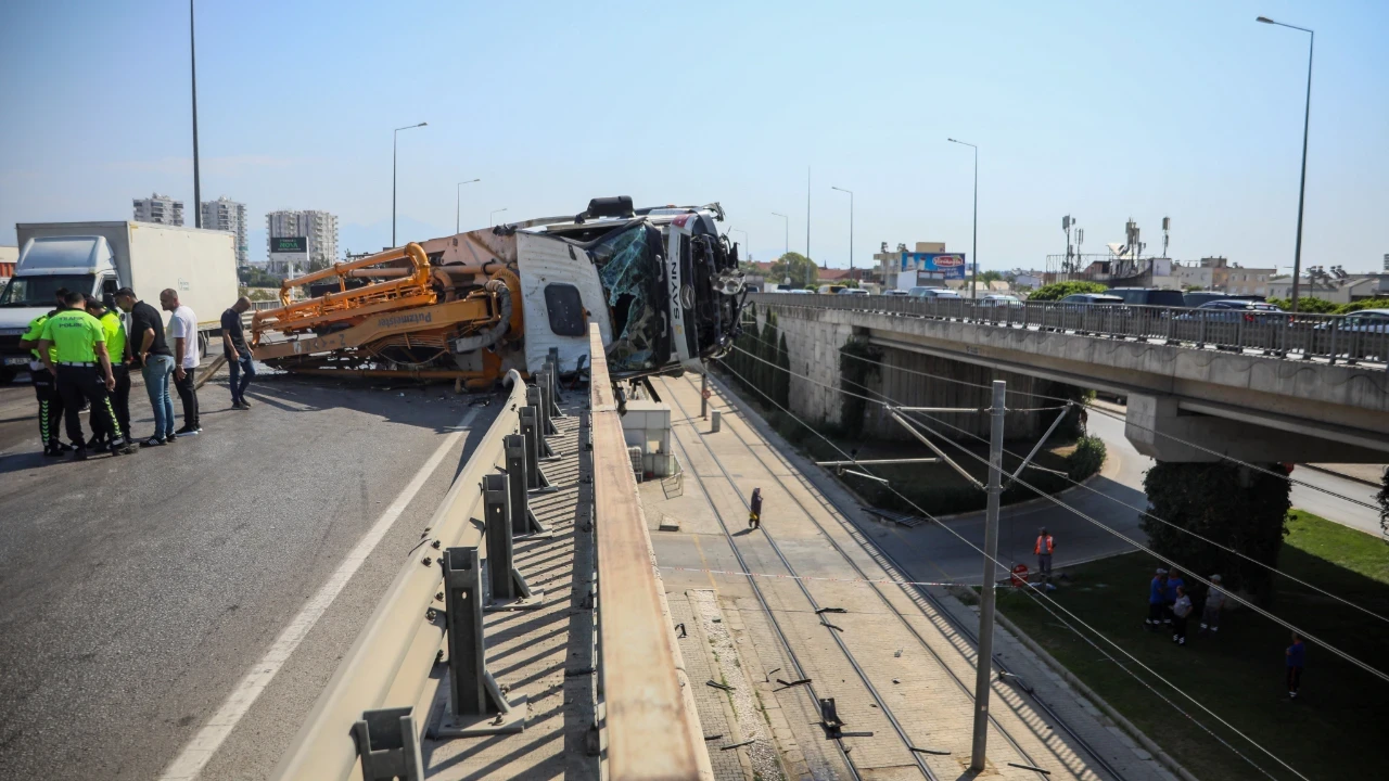 Üst geçitte asılı kalan beton pompası kamyonu trafiği felç etti