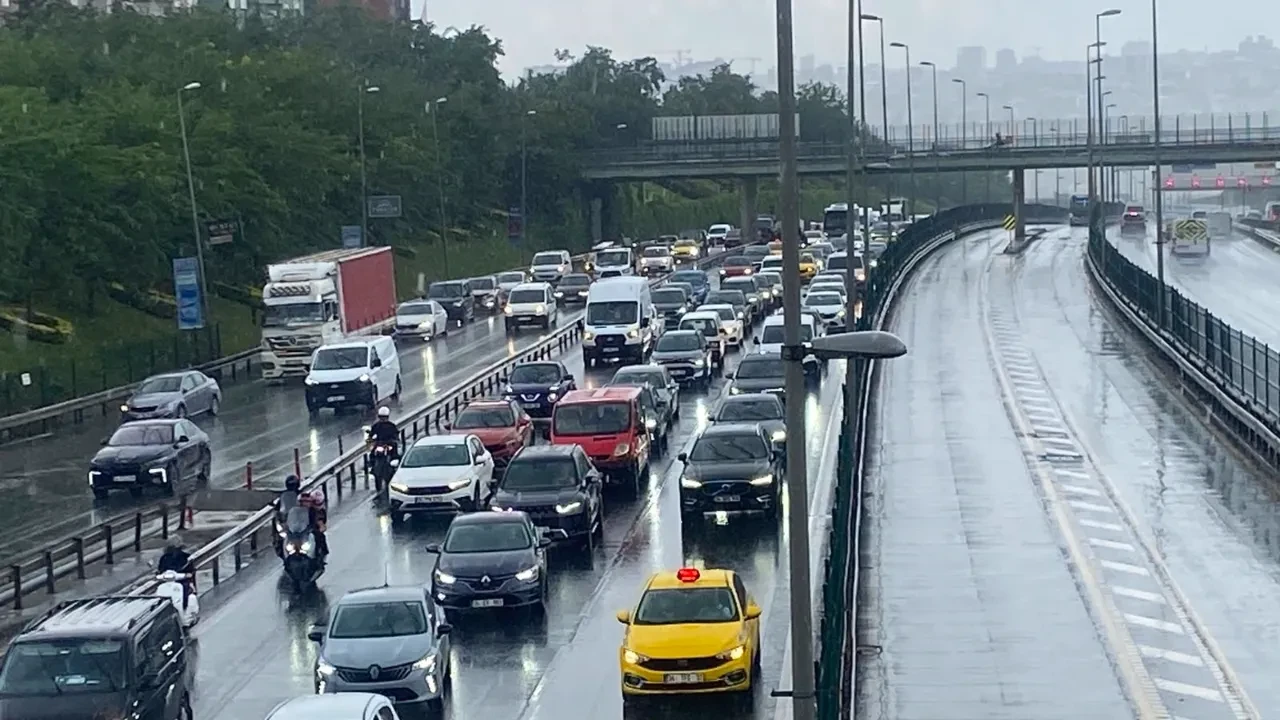 İstanbul'da sağanak trafiği felç etti! Bazı noktalarda uzun araç kuyrukları oluştu